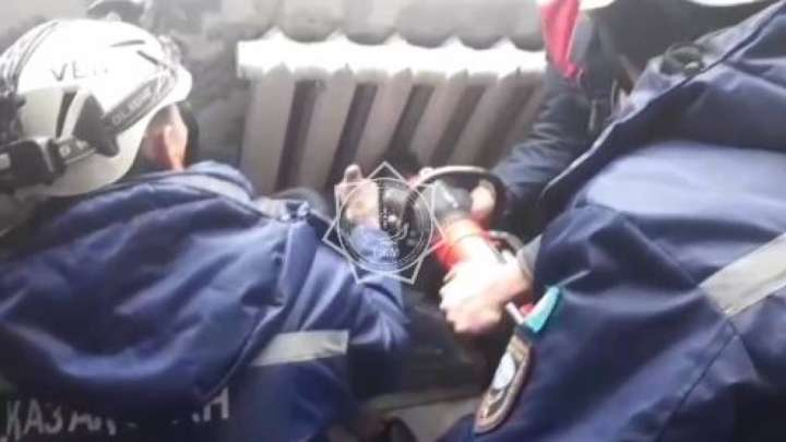 Шымкентте 6 жастағы бала қолын батареядан шығара алмай қалған