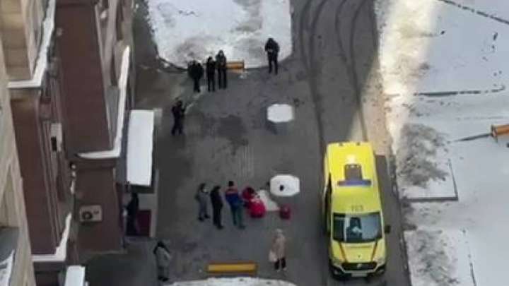 Алматылық қыз көпқабатты үйден секіріп кетті 
