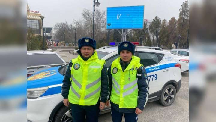 Шымкентте полицейлер жолда босанған әйелге көмектесті