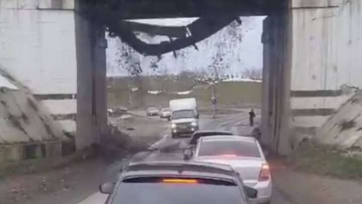 Түркістан облысында теміржол көпірінің қоршауы опырылып түсті