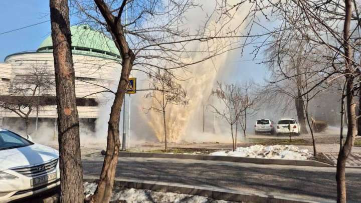 Алматыда құбыр жарылып,  жерден ыстық су атқылады