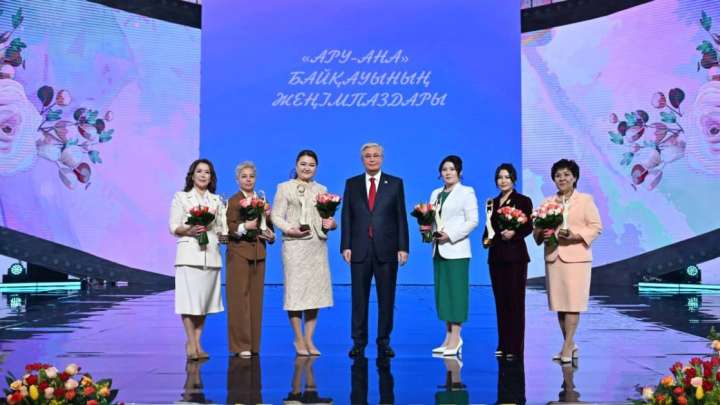 Президент «Ару-Ана» әйелдердің үздік жобасы байқауының жеңімпаздарын марапаттады