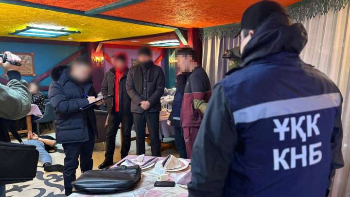 «Заңдағы ұрылар»: Кәсіпкерлерден ақша бопсалаумен айналысқан 2 адам ұсталды