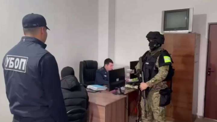 Шымкентте қару пайдаланып, бопсалаумен айналысқан жастар ұсталды  