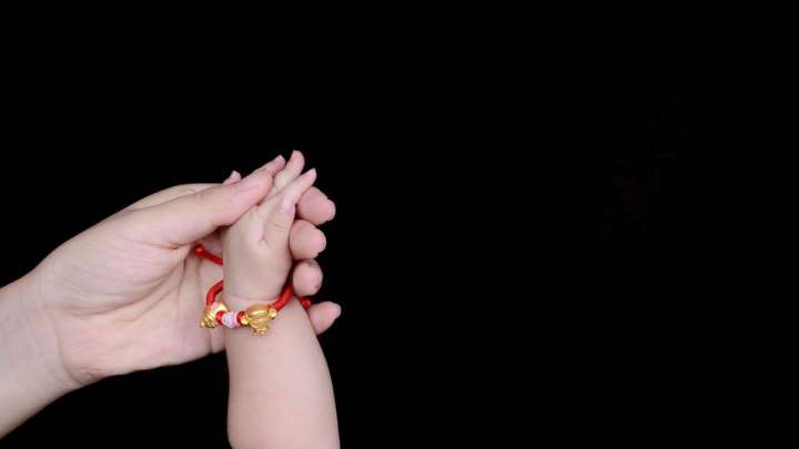 Атырауда балаларын сатқан әйел 8 жылға сотталды