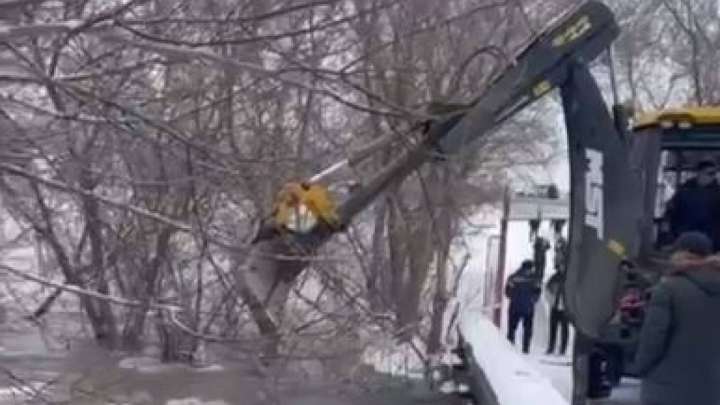 Өскеменде Аблакетка өзенде мұз кептеліп, 20 саяжайдың ауласын су басты