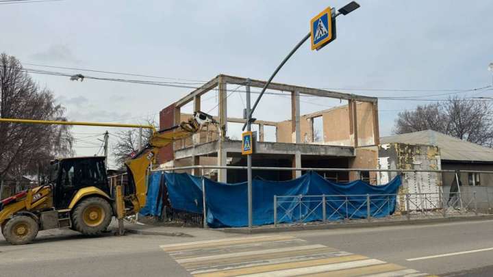 Алматыда заңсыз салынған тағы бір нысан сүрілді