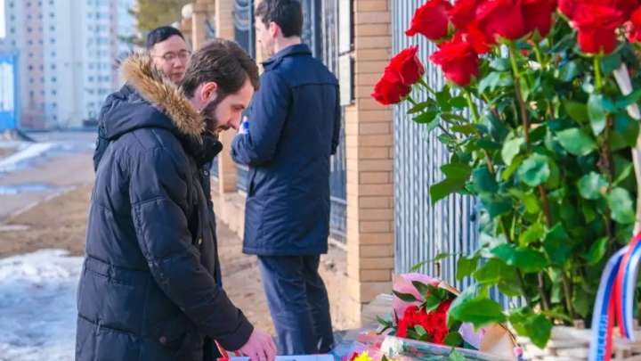 Қазақстандағы Ресейдің дипломатиялық ғимараттарына көңіл айтушылар келіп жатыр