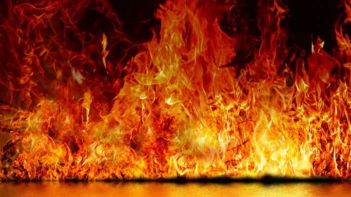 Қарағандыда көп қабатты үйден өрт шығып, бір адам қаза тапты