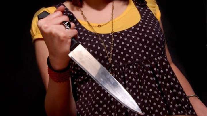 Атырауда әйел әпкесінің атынан несие ресімдеп, өзін пышақтаған