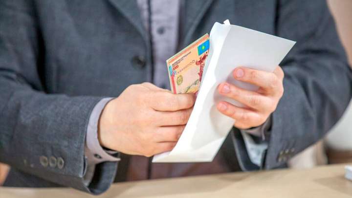 Павлодар облысында мемлекеттік қызметкер парамен ұсталды