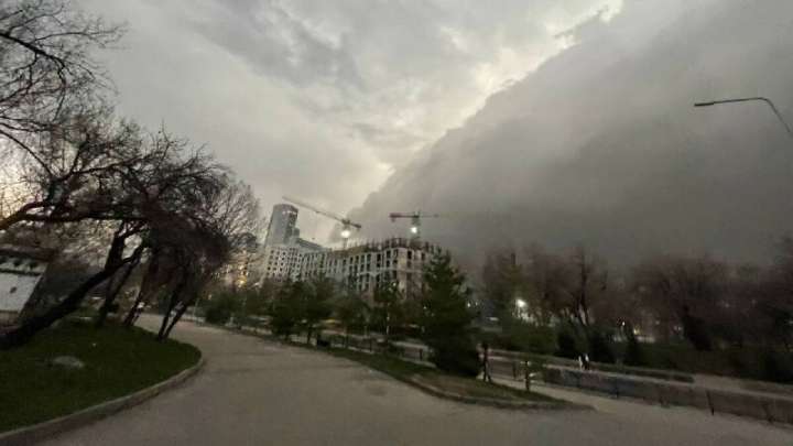 Алматыдағы дауыл: Коммуналдық қызмет күшейтілген режимге көшті