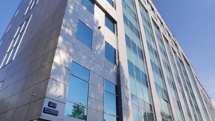 Алматыда бизнес-орталық отқа оранды