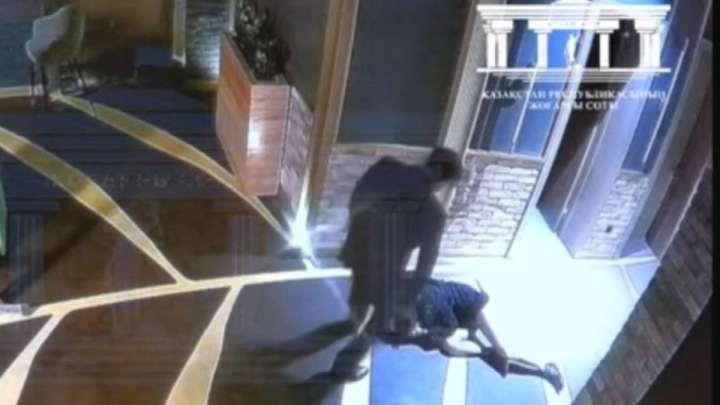 Бишімбаевтың Салтанатты тепкілеп жатқан видеосы көрсетілді