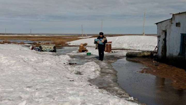 Полицейлер Қостанай облысындағы су басқан аудандардан адамдарды эвакуациялап жатыр