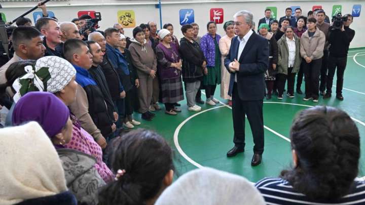 «Еш алаңдамаңыздар»: Президент Батыс Қазақстан өңіріне сапарында тұрғындармен кездесті