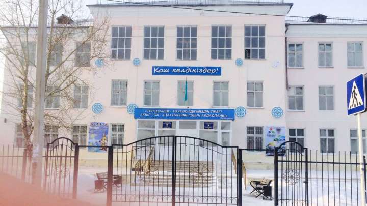 Астанада мектеп хатшысын еске алып, ас берген директор жұмыстан шығарылмақ