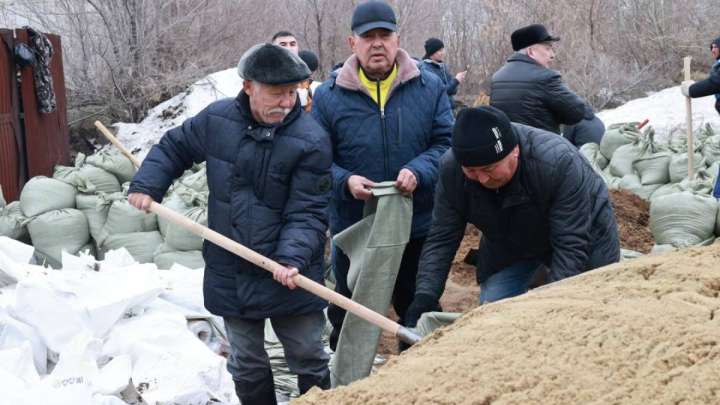 Су тасқыны: Қостанайда мыңнан аса ерікті құтқарушыларға көмекке келді