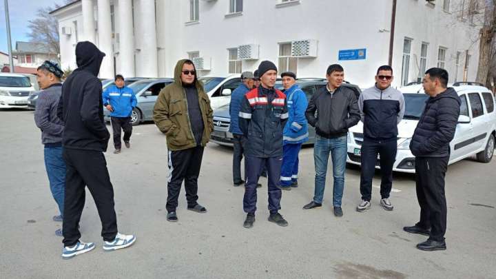 Су тасқыны: Құлсарыда зардап шеккендерді маңғыстаулық тұрғындар өз ауылдарына әкетіп жатыр