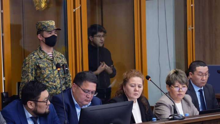 «Ақыры бәріне унитаз кінәлі деп жазатын шығар»: Бишімбаевтың сотында тергеуге белгісіз хат оқылды