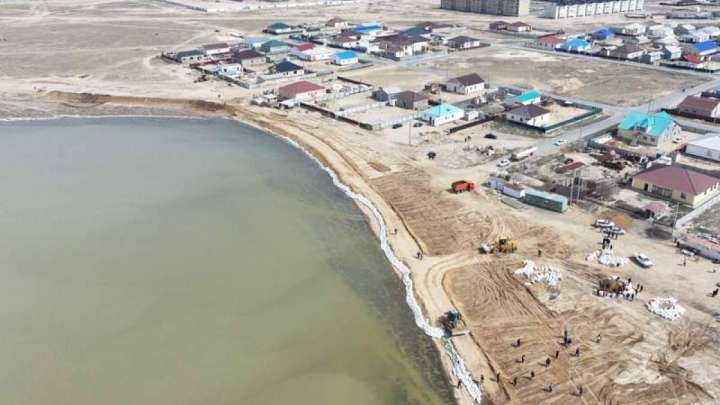 Су тасқыны: Еріктілер Құлсары қаласындағы Жем өзенінің сағасына қап төсеп жатыр