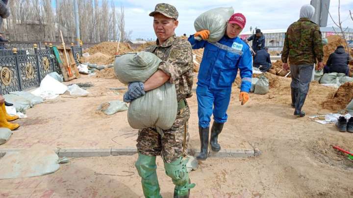 Су тасқыны: Құлсарыда қауіп сейілмеді  (ФОТОРЕПОРТАЖ)