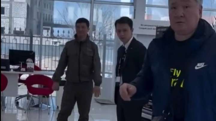 Төтенше жағдай: Атырау әкімінің орынбасары су жаңа көлік таңдап жүр