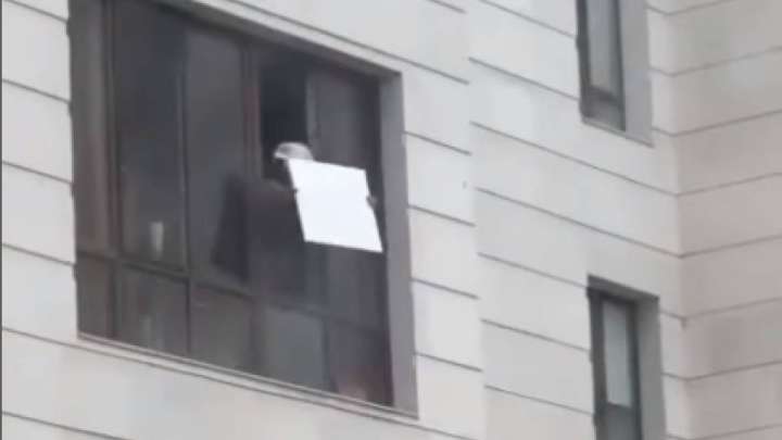 Астанада ер адам 7-қабаттан балалар алаңына құрылыс материалдарын лақтырған (ВИДЕО)