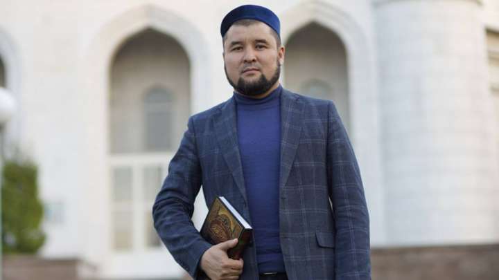 «Қатынды бастан»: Имамның әйелді ұру туралы айтқан сөзі көпшілікті ашуландырды (ВИДЕО)