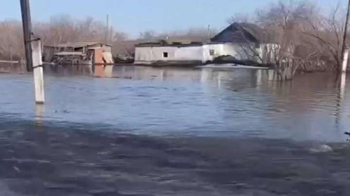 «Жағдай күрделі»: СҚО әкімі су тасқынына байланысты үндеу жолдады