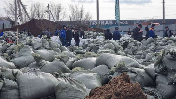 Еріктілер Ақтөбедегі 50 үйдің 30-ын су тасқынынан құтқарып қалды