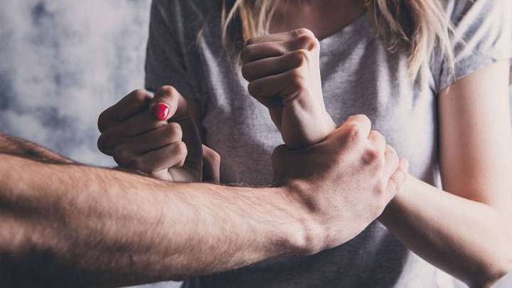 Сенат әйелін ұратындарға қатысты жазаны күшейтетін заңды мақұлдады