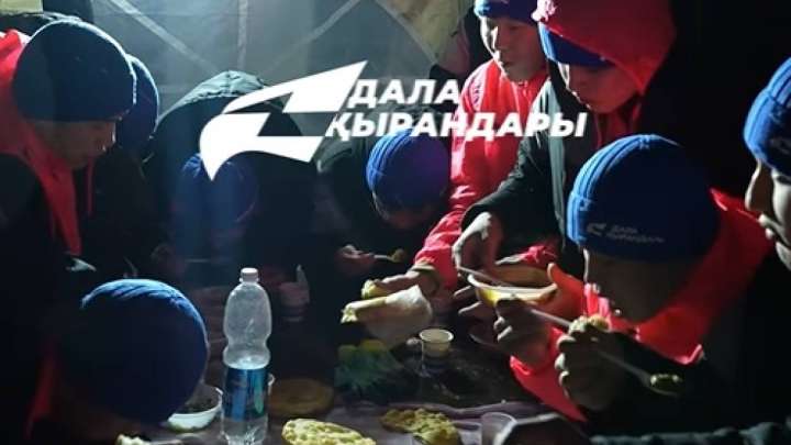 Су тасқыны: «Дала Қырандары» жастар бірлестігі Жібек Жолы ауылының тұрғындарына көмекке келді