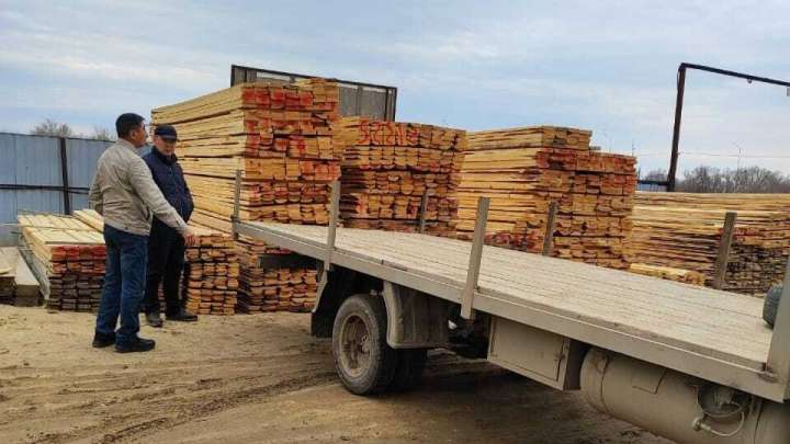 Ақтөбеде «Әділдік және Өркендеу» ҚҚ белсенділері су тасқынынан зардап шеккен отбасыға құрылыс материалдарын сатып алуға көмектесті