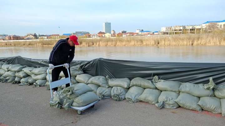 Су тасқыны: Атыраулықтар Жайық жағасын биіктетіп жатыр (ФОТОРЕПОРТАЖ)