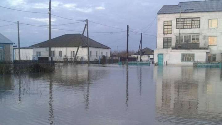 Атбасарда су тасқынымен тәулік бойы күресіп жатыр