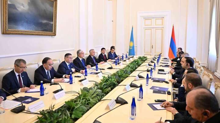 Тоқаев пен Пашинян кеңейтілген құрамда келіссөз жүргізді