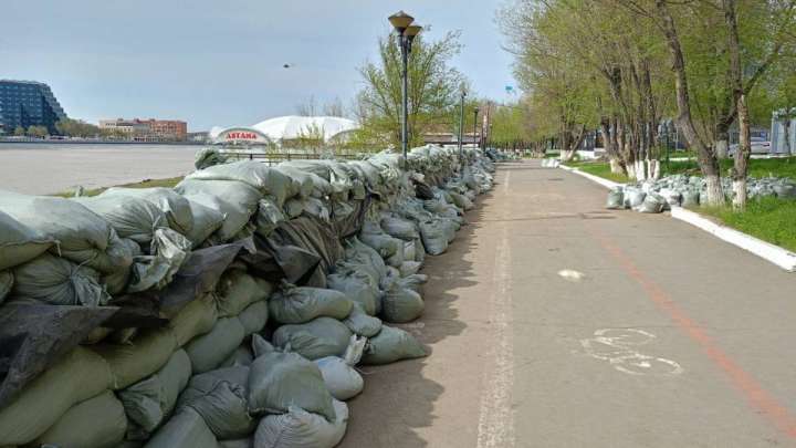 Атырауда жағалаудағы үйлердің тұрғындары дамбы құрылысына кедергі келтіріп жатыр