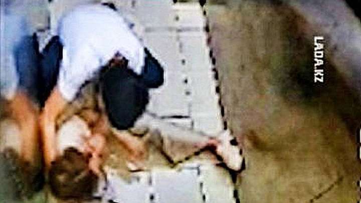 Ақтауда ер адам балаларының көзінше әйелін ұрып-соққан