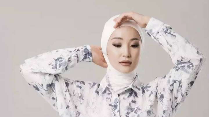 «Намазхандар қиянат жасамайды деп ойладым»: Танымал әнші бақытсыз әйел болғанын айтты