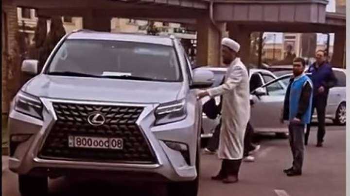 «VIP нөмірінің өзі 5000 доллар»: Таразда қымбат көлік мінген имам сынға ұшырады