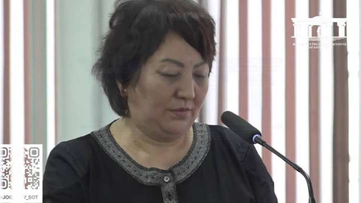 «Жүргізуші баламның намысына тиген»: Автобус апатына кінәлі күдіктінің анасы сотта сөйледі