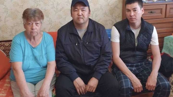 «Әділдік және Өркендеу» қорының Маңғыстау өңіріндегі белсенділері қарттарға көмектесті