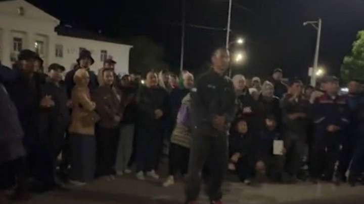 Құлсарыда су тасқынынан зардап шеккен тұрғындар баспана шығынын өтеуді талап етіп, алаңға жиналды