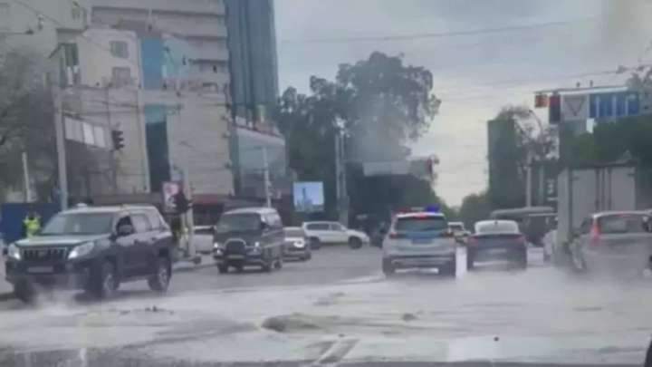 Алматының орталығында құбыр жарылып, асфальт опырылды