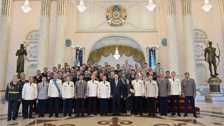 «Ерлік майданда ғана жасалмайды»: Тоқаев мереке қарсаңында марапаттар тапсырды