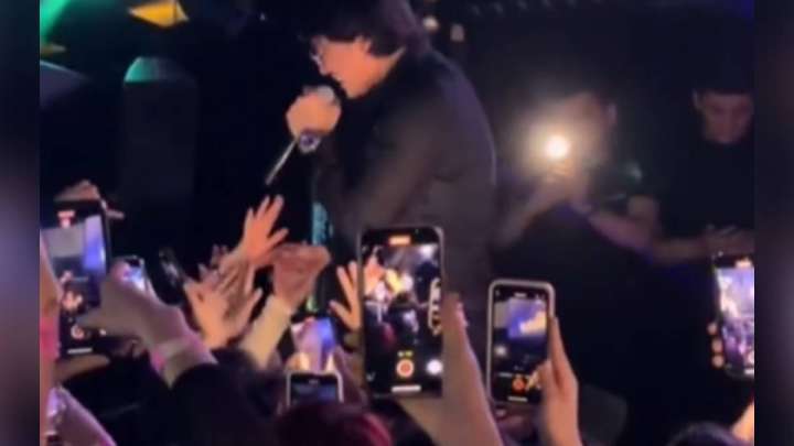 «Қымбат тұрады». Қайрат Нұртас сахнада аяғына жабысқан қыздарға жауап берді