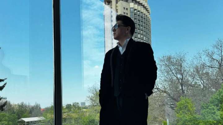 «Қартаяйын дедім бе...»: Сәкен Майғазиев көз жасына ерік берді