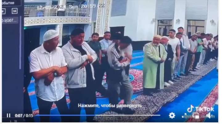 «Әмин» деп дауыстап айтқаны үшін ұрған: Шымкентте мешітте төбелес болды (ВИДЕО)