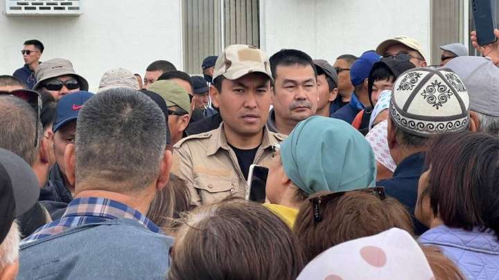 Су басқан Құлсары тұрғындары әкімдік алдына жиналды